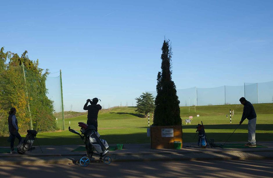 Des golfeurs au practice du golf de Saint Aubin - Agrandir l'image, . 0octets (fenêtre modale)